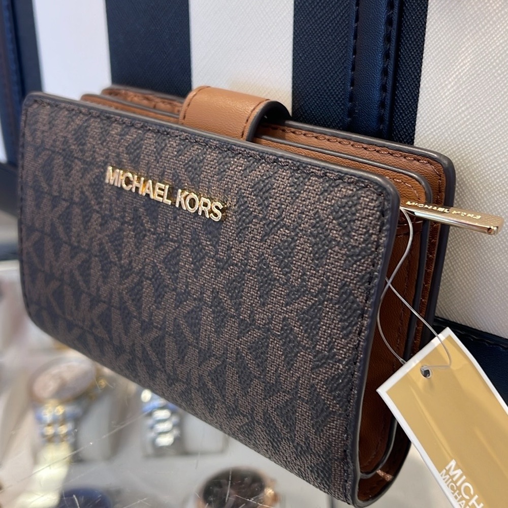MICHAEL KORS
Jet Set Travel Medium Bifold Zip Signature Logo Wallet 
Brown 
NWT